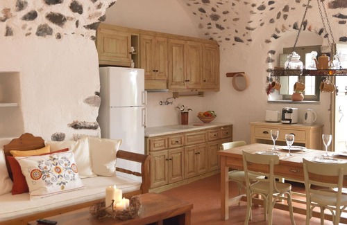 Exo Gonia Villa | Charming Santorini Villa | Pori House | 1 Bedroom | Rustic & Traditional.