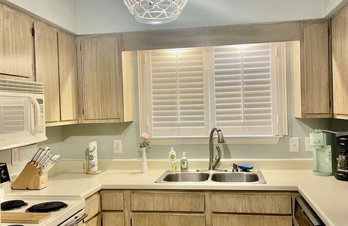 Victory Heights House | Charming Savannah Gem, MidTerm