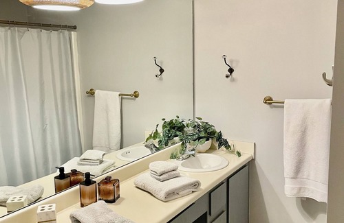 Victory Heights House | Charming Savannah Gem, MidTerm