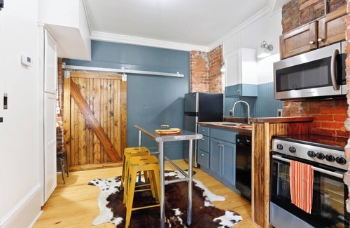 Savannah Victorian District Condo | Charming Savannah Stay I Steps to Forsyth Park I Outdoor Deck