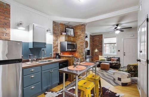 Savannah Victorian District Condo | Charming Savannah Stay I Steps to Forsyth Park I Outdoor Deck