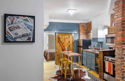 Savannah Victorian District Condo | Charming Savannah Stay I Steps to Forsyth Park I Outdoor Deck