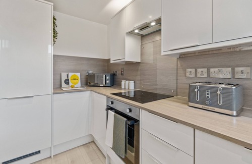 Plymouth House | Charming Sea Haven House for Business & Leisure