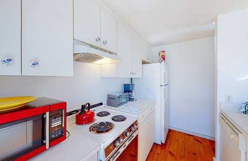 Mashpee Cottage | Charming Seaside Cottage Central to the Beach and New Seabury Resort Community