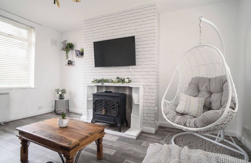 Blackburn House | Charming Semi with KingBed and Cozy Interiors