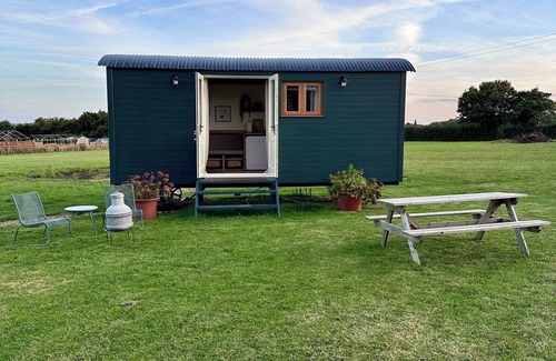 Lydiard Millicent Cabin | Charming Shepherds Hut in peaceful Lydiard Millicent walking distance to pub