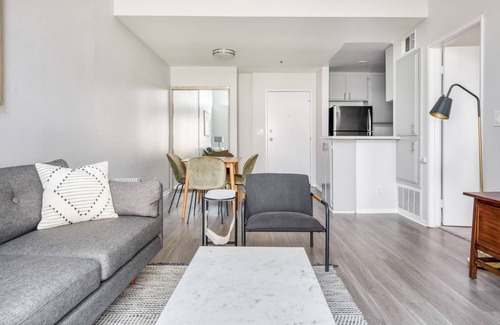 Sherman Oaks Apartment | Charming Sherman Oaks 1BR near Ventura Blvd shops, TJ + WF, by Blueground