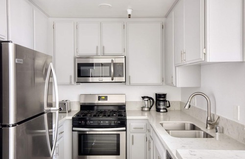 Sherman Oaks Apartment | Charming Sherman Oaks 1BR near Ventura Blvd shops, TJ + WF, by Blueground