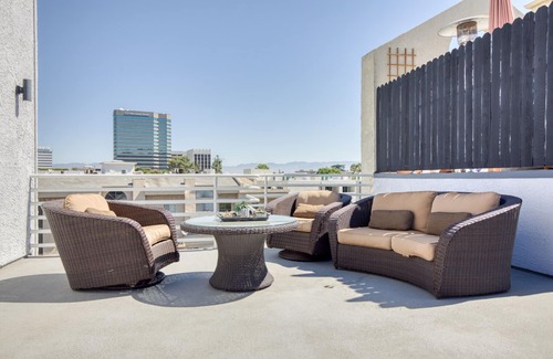 Sherman Oaks Apartment | Charming Sherman Oaks 1BR near Ventura Blvd shops, TJ + WF, by Blueground