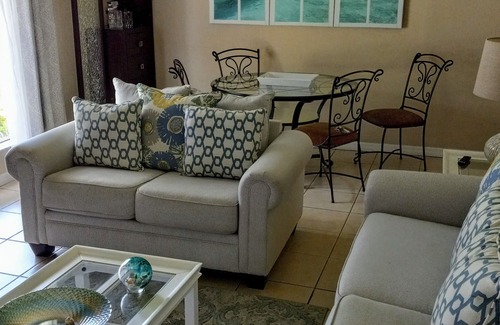 Disston Heights House | Charming single family house close to beaches, downtown, restaurants, nightlife.