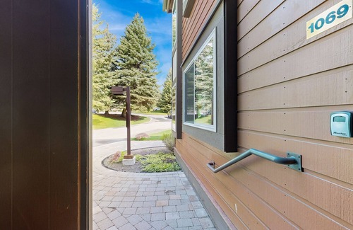 Elkhorn Apartment | Charming, ski-themed studio w/free WiFi, full kitchen - near downtown Sun Valley