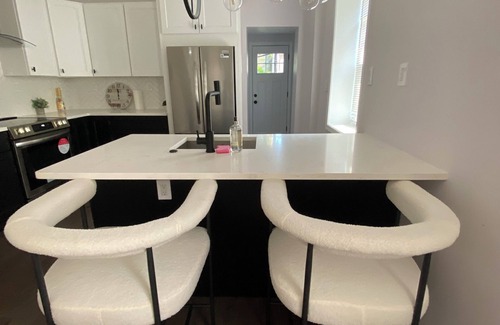 South Philadelphia West House | Charming South Philly haven, close to stadiums & hospitals. Must be 25