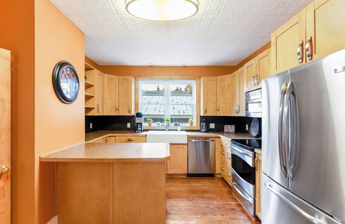 Manitoulin District House | Charming & Spacious 5BR Home w/SwimSpa in Little Current on Manitoulin Island