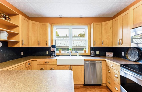 Manitoulin District House | Charming & Spacious 5BR Home w/SwimSpa in Little Current on Manitoulin Island