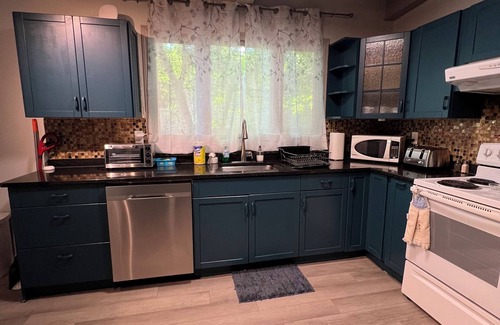Kingsland Apartment | Charming & Spacious 2BR Upper Suite | Large Kitchen w/Private Entry & Deck
