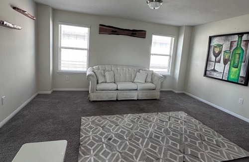 Kyle House | Charming Spacious 4-bedroom house 20 mins from Airport