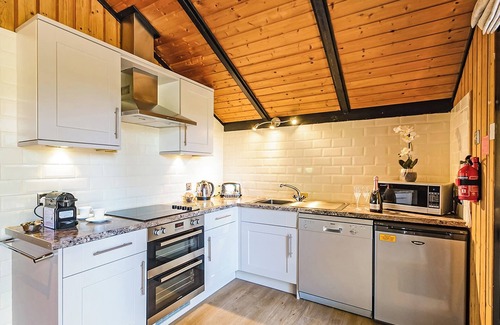 Summerbridge Ski Chalet | Charming, spacious and comfortable open plan lodge with log burner.