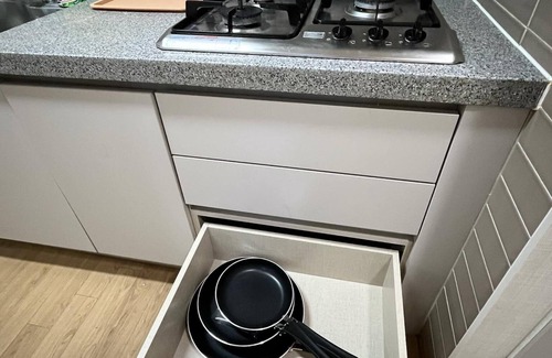 Clark Freeport Apartment | Charming Spacious Apartment in Clark Freeport Zone with Kitchenette & Balcony