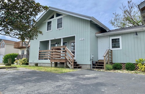 Heron Harbour Isle House | Charming & Spacious Beach Cottage. Walk to Beach!