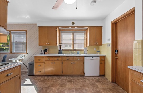Milwaukee Apartment | Charming Spacious Comfort Near Tosa - 24 min from Airport