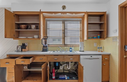 Milwaukee Apartment | Charming Spacious Comfort Near Tosa - 24 min from Airport
