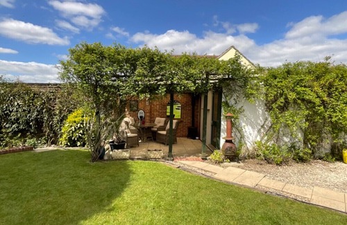 Clanfield House | Charming & Spacious Family Retreat with South-Facing Garden