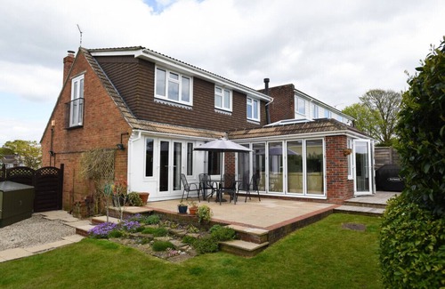Clanfield House | Charming & Spacious Family Retreat with South-Facing Garden