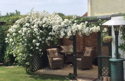 Clanfield House | Charming & Spacious Family Retreat with South-Facing Garden