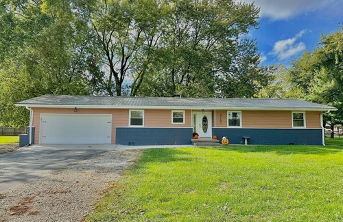 Shelbyville House | Charming Spacious Get Away