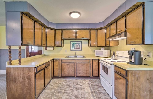 Oaks Corners House | Charming Stanley Home w/Yard, 7 Mi to Seneca Lake