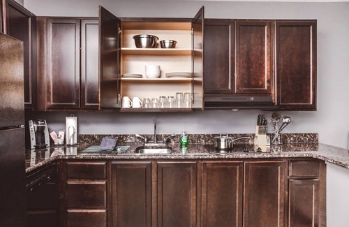 Zion Hotel | Charming Stay with Kitchenette l Onsite Library, Gym Access & Garden Firepits