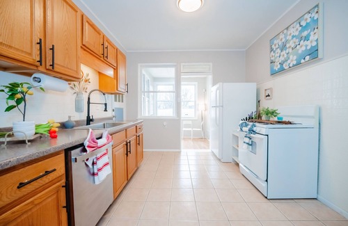 St. Louis Apartment | Charming STL Brick w/firepit- KingBed- 5min Botanical Garden