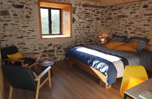 Savignac-Ledrier Bed & Breakfast | Charming stone bedroom, nature & calm Les Secrets de la Nature estate