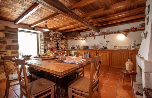 Serta Cottage | Charming Stone House near Zezere River