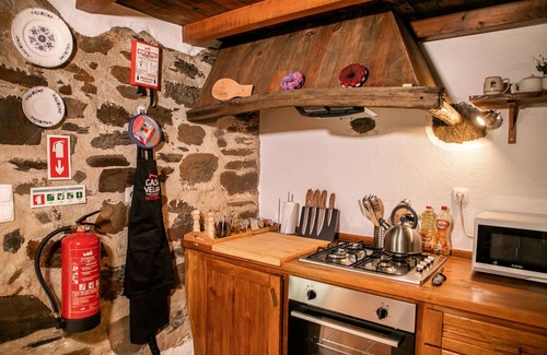Serta Cottage | Charming Stone House near Zezere River