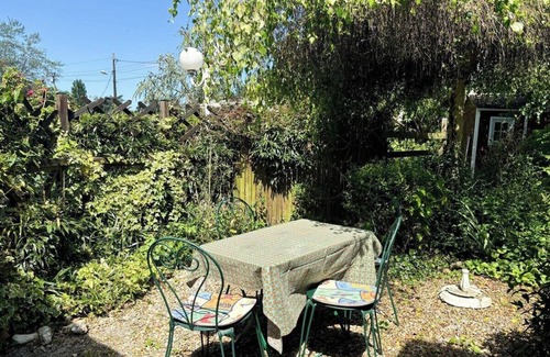 Auguaise Condo | Charming studette*calm*terrace*parking*.
