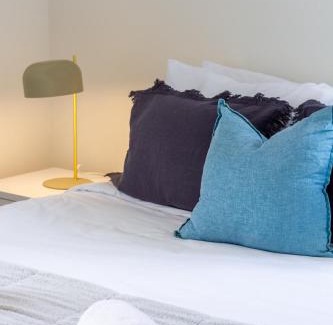 Christchurch City Centre Apartment | Charming Studio & 1 BR Retreat in CBD with Parking