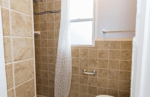 Petworth House | Charming studio - 3 min walk to PETWORTH Metro station; 10 min to Convention Center