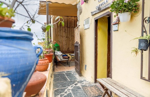 La Guancha Apartment | Charming Studio Apartment ‘Casa Carmelita’ with Terrace, Ocean Views & Wi-Fi
