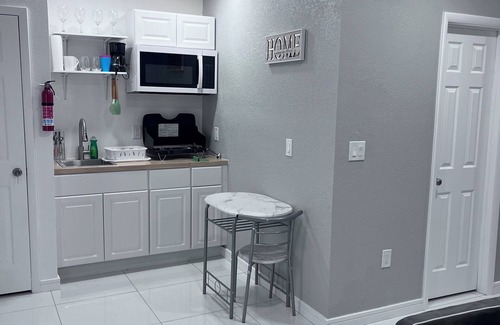 Seffner Community Alliance Apartment | Charming studio apartment with AC, WiFi in lovely Brandon