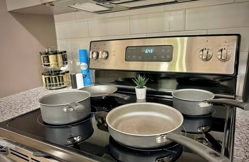 Sherman Apartment | Charming studio apartment with pool, gym, washer dryer, great location