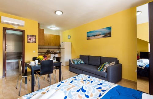 Bailen-Miraflores Apartment | Charming Studio Apartment in Good Location with Wi-Fi and Air-Conditioning