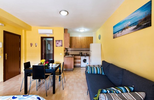 Bailen-Miraflores Apartment | Charming Studio Apartment in Good Location with Wi-Fi and Air-Conditioning