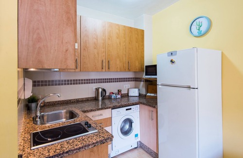 Bailen-Miraflores Apartment | Charming Studio Apartment in Good Location with Wi-Fi and Air-Conditioning