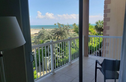 Crystal Harbour Apartment | Charming Studio by the Beach w/Pool Access & Friendly Vibes for a Relaxing Stay