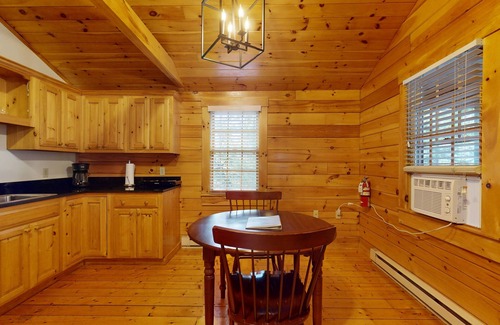 Northport Cabin | Charming studio cabin near hiking trails with firepit, & AC