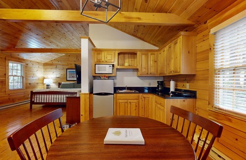 Northport Cabin | Charming studio cabin near hiking trails with firepit, & AC
