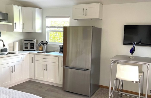 Tierrasanta Cottage | Charming studio casita with a HUGE private backyard, AC, walk-in closet