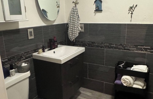 Washington Park Cottage | Charming studio cottage in Wash Park area with WiFi, AC