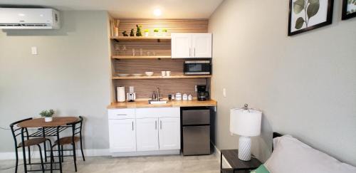 Sarasota House | Charming studio in fabulous University Pines